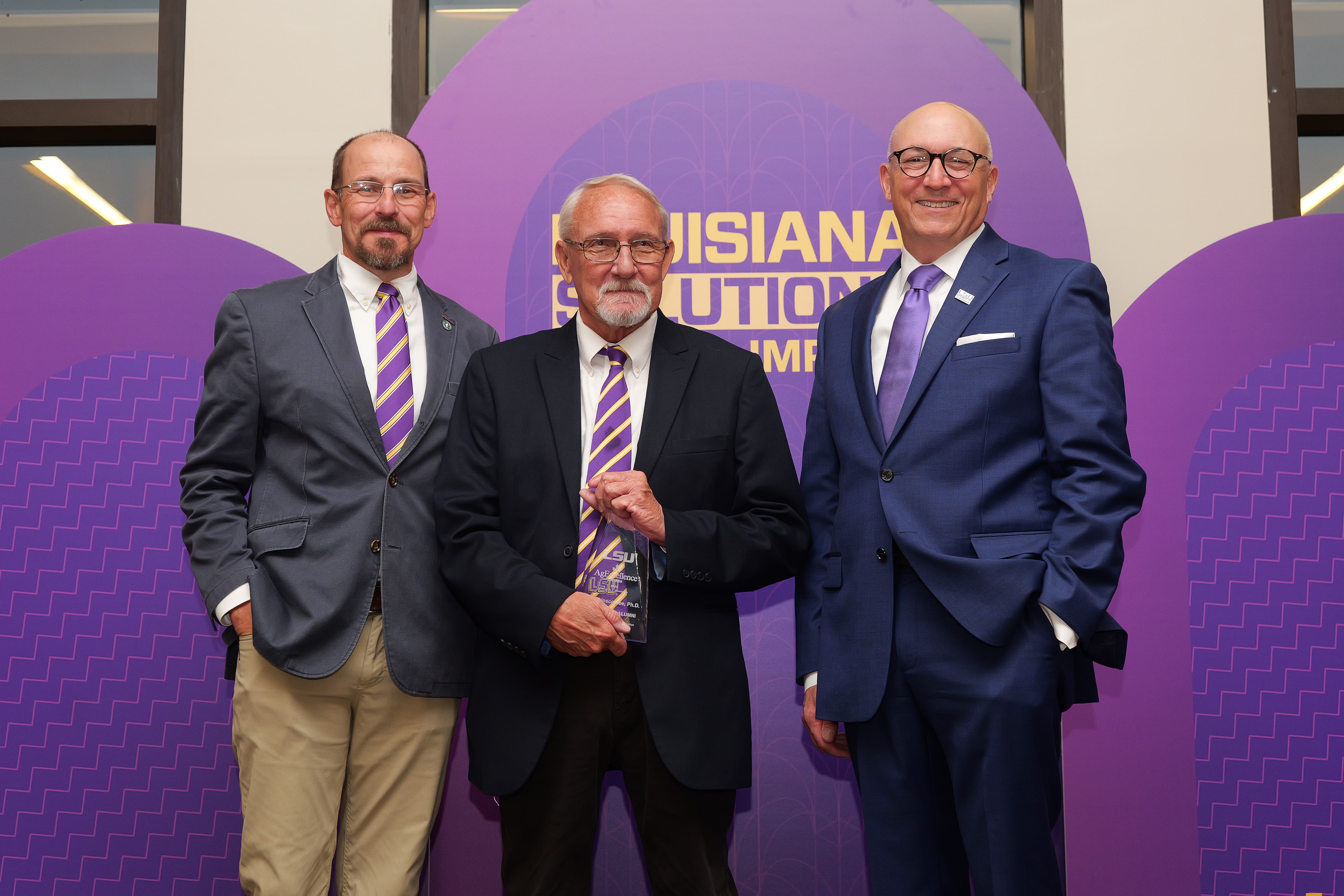 Dr. Steve Linscombe receiving award.